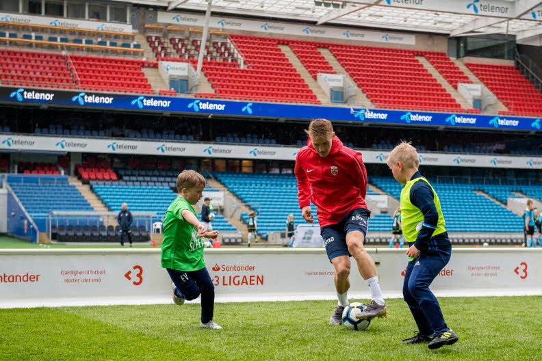 Martin Ødegaard spiller med 3 barn.
