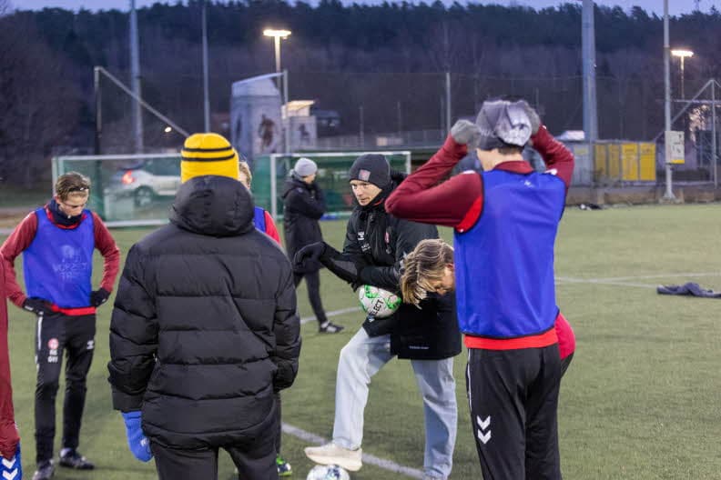 Robin Rasch veileder unge KFUM spillere