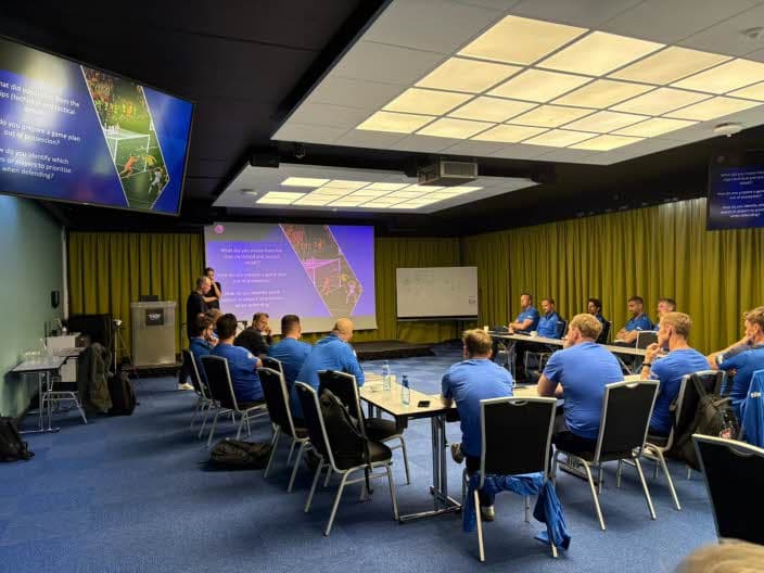 Steve Cooper foreleser på UEFA Pro kurs