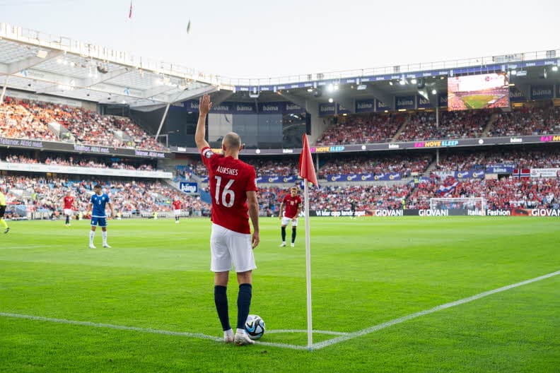 Fredrik Aursnes står klar til å ta corner.