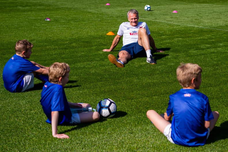 Frode Grodås snakker med spillere.