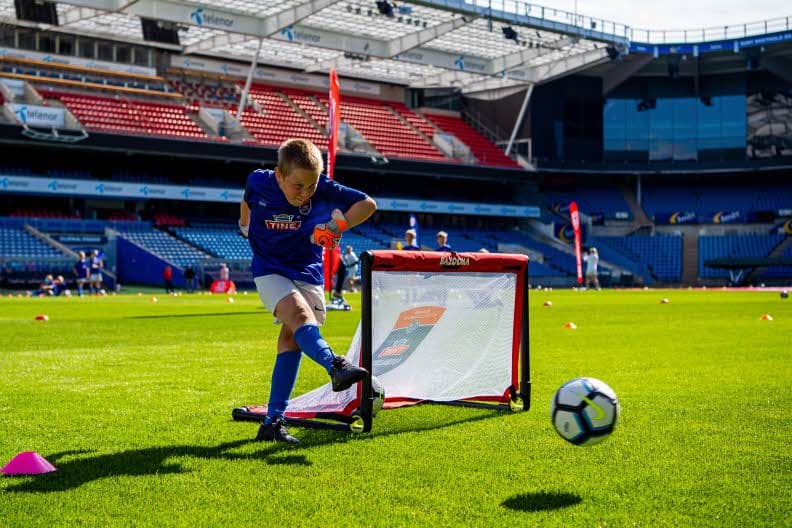Et barn på Ullevaal Stadion.